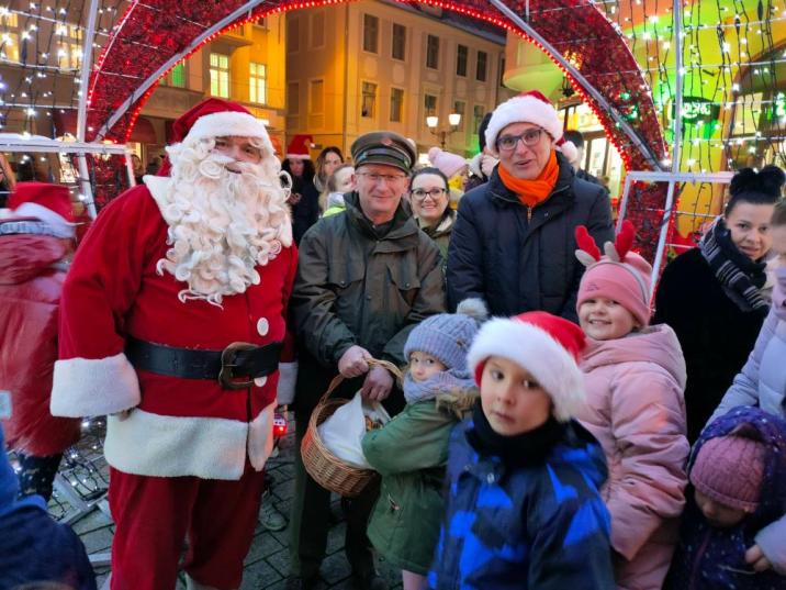 Mikołaj&#x20;z&#x20;Zastępcą&#x20;Dyrektora&#x20;RDLP&#x20;i&#x20;Prezydenta&#x20;Miasta&#x20;Zielona&#x20;Góra&#x20;w&#x20;towarzystwie&#x20;najmłodszych&#x20;uczestników&#x20;Miejskich&#x20;Mikołajek&#x20;&#x28;fot&#x2e;&#x20;Ewelina&#x20;Fabiańczyk&#x29;