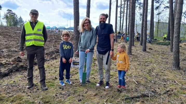 Uczestnicy akcji "Posadźmy Razem Las" z leśnikiem, w drodze na powierzchnię leśną/ fot. Ewelina Fabiańczyk